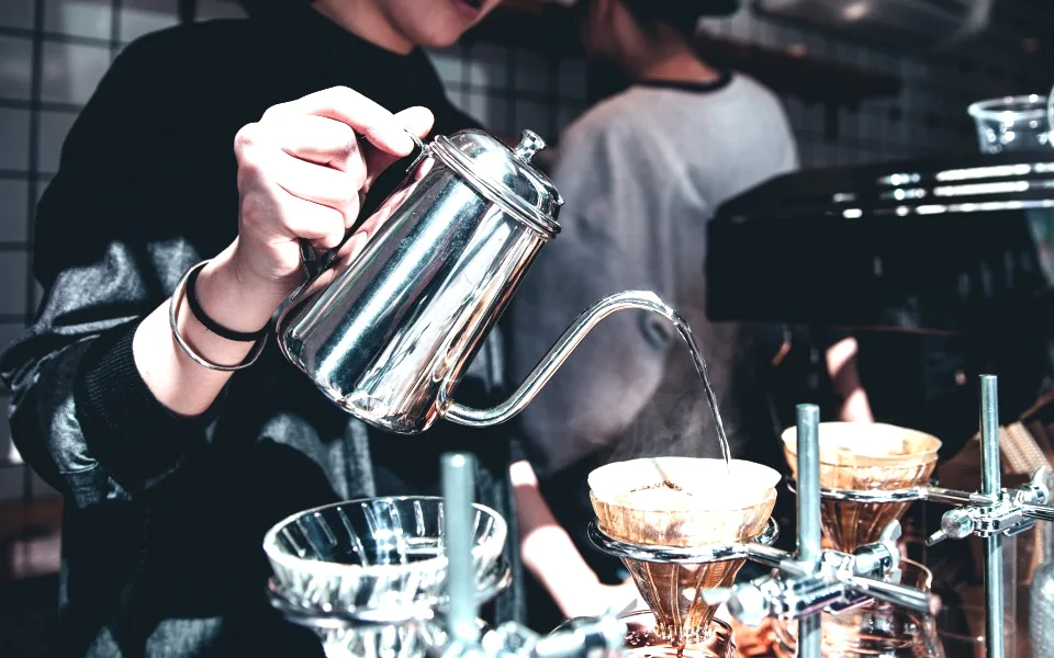 Barista preparando café filtrado no balcão